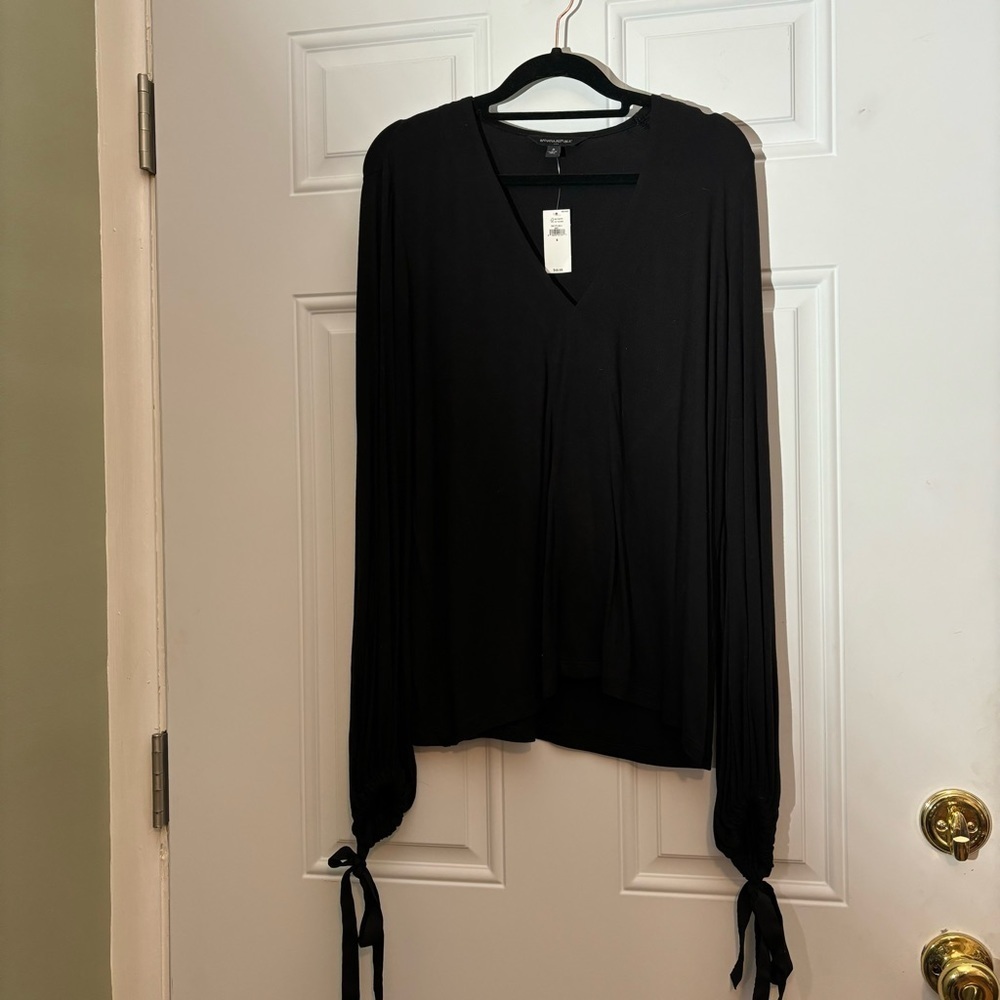 ❤️2/$15/ or 3/$21❤️NWT Banana Republic Black L/S V-Neck Top w/Tie Cuffs, Size S